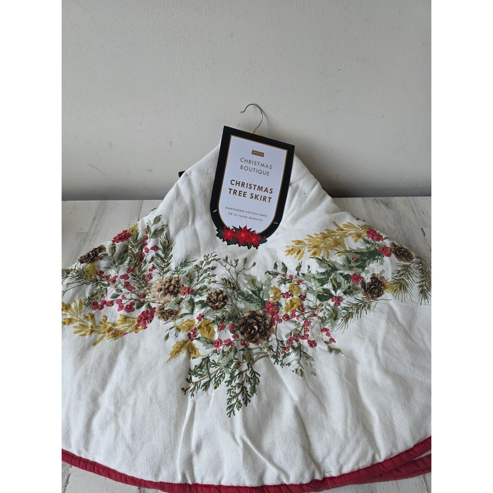 Envogue embroidered tree skirt Forest red green new 56inch boutique Xmas decor